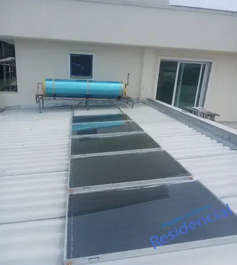 Instalação residencial de placas de aquecimento solar